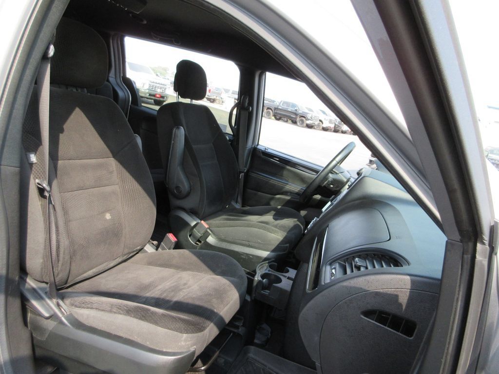 Used 2018 Dodge Grand Caravan SE FWD image 19