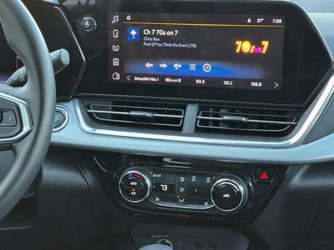 Used 2025 Chevrolet Trax LT w/ LT Convenience Package image 16