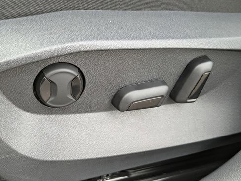 Used 2025 Volkswagen Taos SE image 27