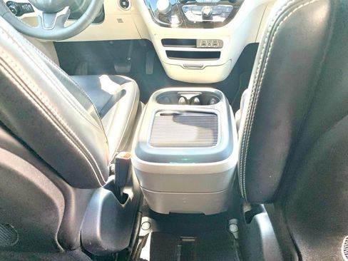 Used 2024 Chrysler Pacifica Touring-L FWD image 26