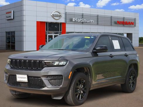Used 2025 Jeep Grand Cherokee Altitude AWD/4WD image 2