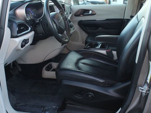 Used 2018 Chrysler Pacifica Touring-L image 14