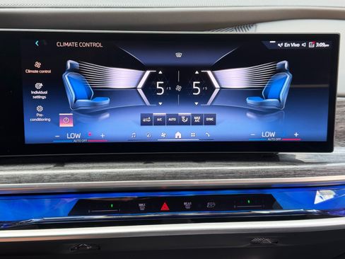 Used 2024 BMW i7 xDrive60 w/ Premium Package AWD/4WD image 26