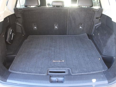 Used 2021 Nissan Rogue SV w/ Premium Package image 11