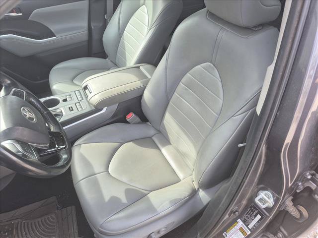Used 2021 Toyota Highlander XLE AWD/4WD image 13