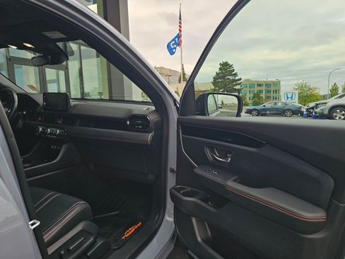 Used 2024 Honda Pilot TrailSport image 12