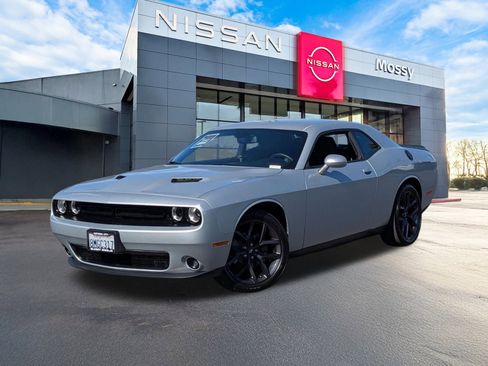 Used 2019 Dodge Challenger SXT w/ Blacktop Package image 1
