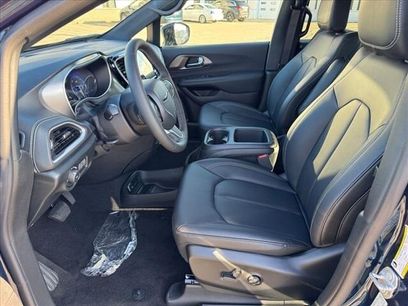 New 2025 Chrysler Pacifica Select