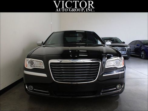 Used 2012 Chrysler 300 Limited RWD image 2
