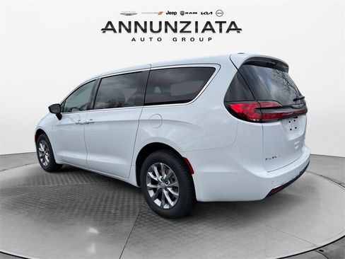 New 2026 Chrysler Pacifica Select image 3