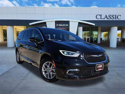 Used 2025 Chrysler Pacifica Select