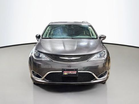 Used 2019 Chrysler Pacifica Touring-L FWD image 2