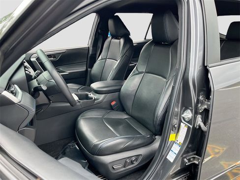 Used 2022 Toyota RAV4 SE image 19