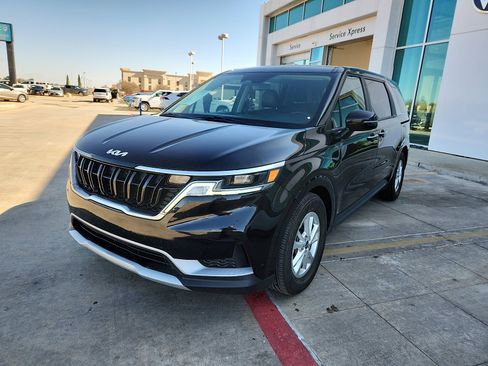 Used 2024 Kia Carnival LX image 4