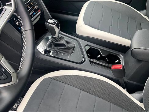 New 2026 Volkswagen Taos SE FWD image 7