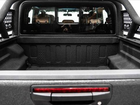 Used 2025 Jeep Gladiator Sport image 9