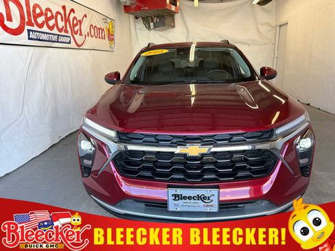 Used 2025 Chevrolet Trax LT w/ LT Convenience Package FWD image 1