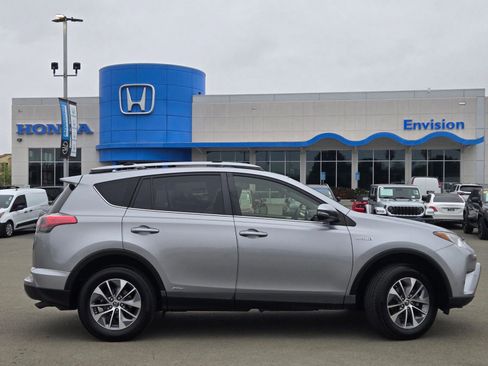Used 2018 Toyota RAV4 LE w/ Carpet Mat Package AWD/4WD image 8