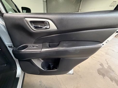Used 2020 Nissan Pathfinder Platinum image 13