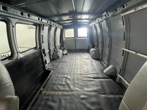 Used 2017 Chevrolet Express 3500 Extended image 22
