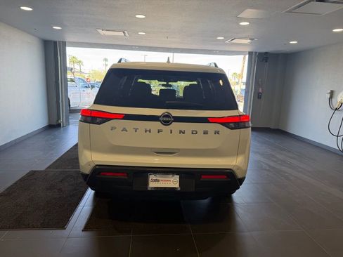 Used 2025 Nissan Pathfinder SV image 6