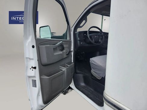 Used 2017 GMC Savana 3500 Extended image 9