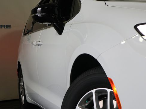 New 2026 Chrysler Pacifica Select image 3