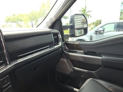 Used 2025 Ford F250 Lariat w/ Black Appearance Package image 11