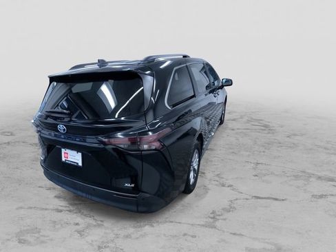 Certified 2025 Toyota Sienna XLE image 9