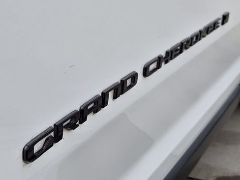 Used 2023 Jeep Grand Cherokee L Laredo RWD image 11