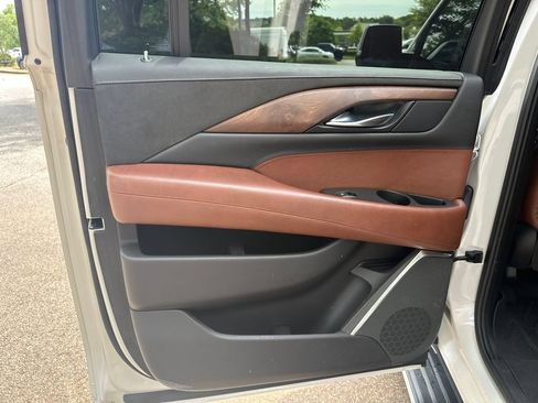Used 2020 Cadillac Escalade ESV Luxury AWD/4WD image 23