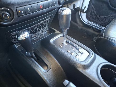 Used 2018 Jeep Wrangler Unlimited Rubicon w/ Connectivity Group image 15