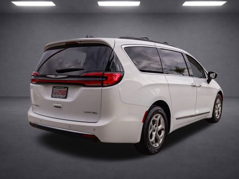 Used 2023 Chrysler Pacifica Limited image 4
