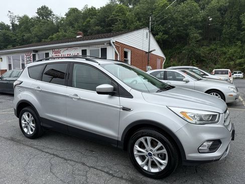 Used 2017 Ford Escape SE w/ Equipment Group 201A AWD/4WD image 2