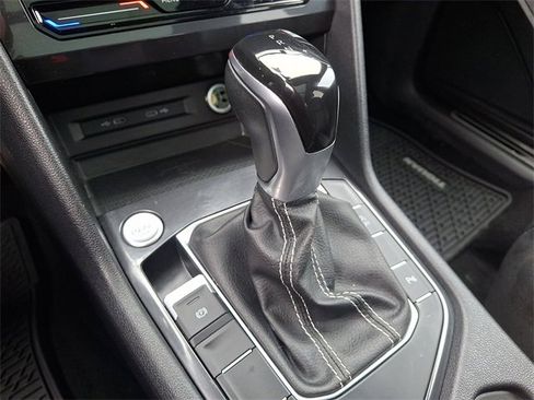 Used 2022 Volkswagen Tiguan SE R-Line image 18