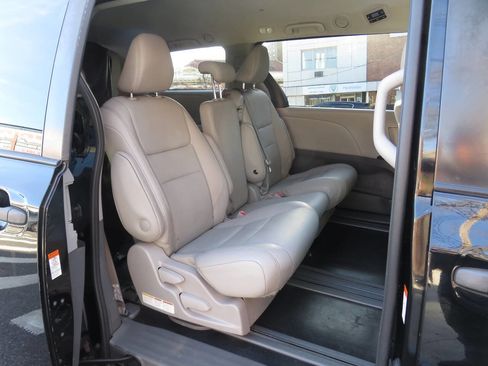 Used 2020 Toyota Sienna L image 18