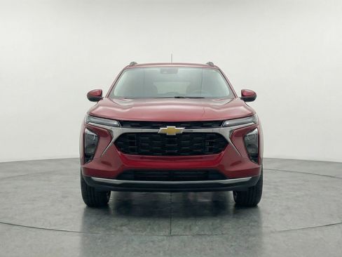 Used 2025 Chevrolet Trax LT FWD image 2