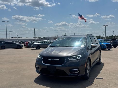 Used 2023 Chrysler Pacifica Limited FWD image 7