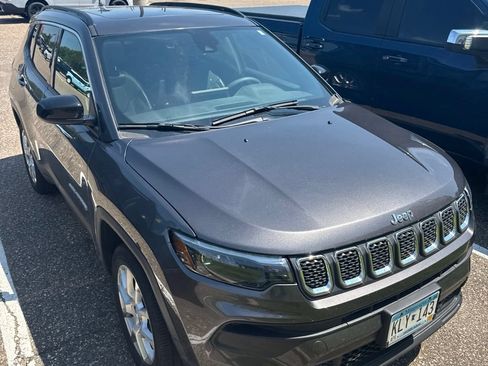 Used 2023 Jeep Compass Latitude w/ Sun and Sound Group AWD/4WD image 4