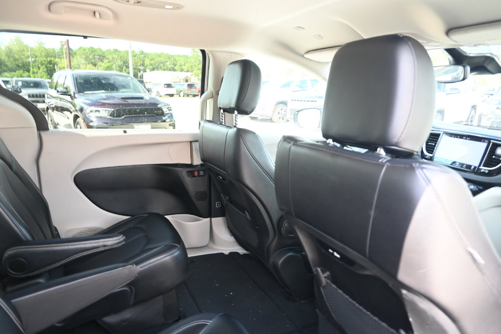Used 2024 Chrysler Pacifica Touring-L FWD image 31