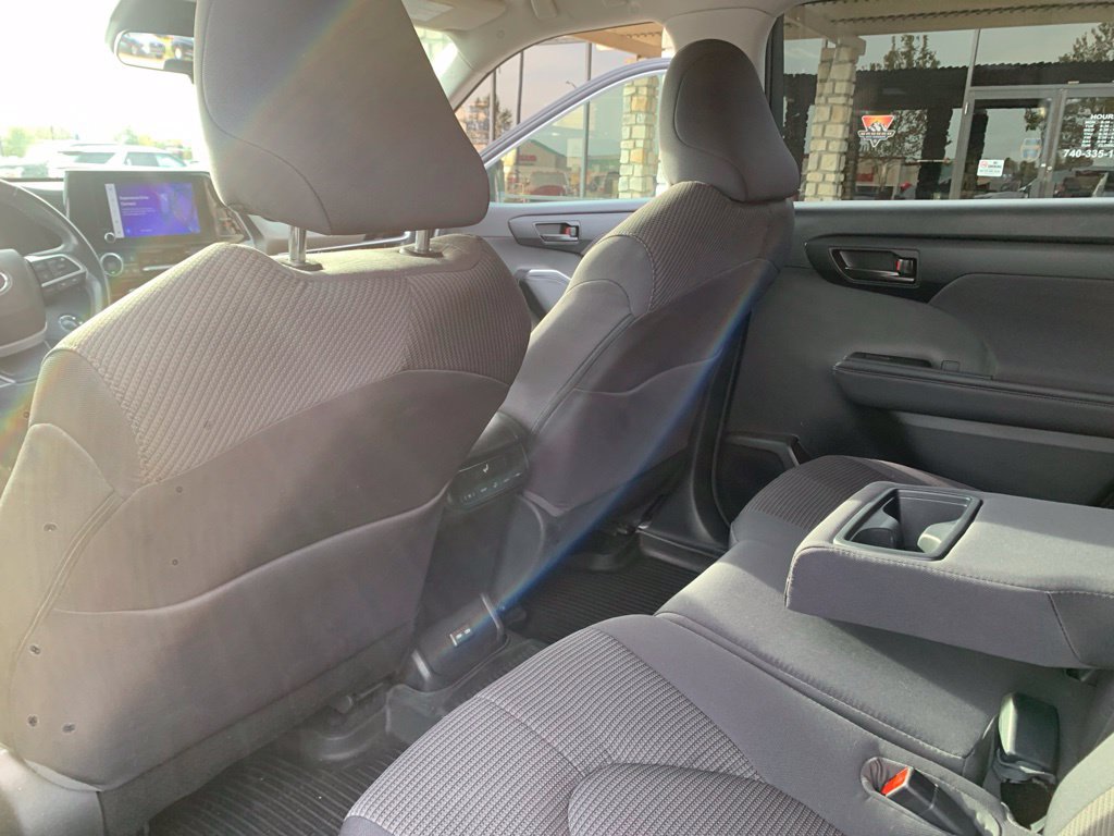 Used 2023 Toyota Highlander LE FWD image 31