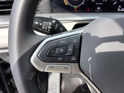 Used 2025 Volkswagen Tiguan SE image 17