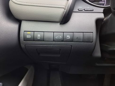 Used 2018 Toyota Camry XLE FWD image 31