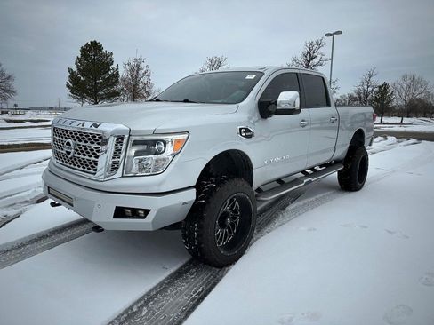 Used 2017 Nissan Titan SL w/ Chrome Package image 9