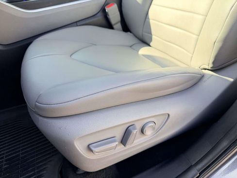 Used 2023 Toyota Highlander XLE AWD/4WD image 18