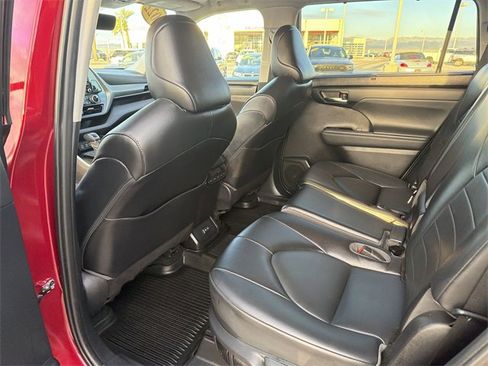 Certified 2022 Toyota Highlander XLE image 29