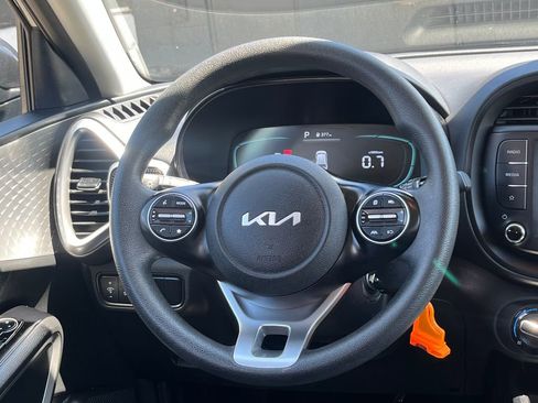 Used 2025 Kia Soul LX w/ LX Technology Package FWD image 19