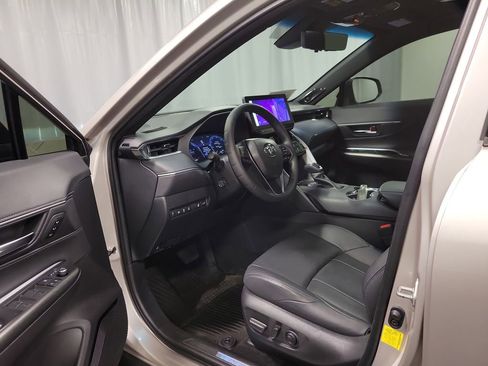 Used 2023 Toyota Venza Limited image 12