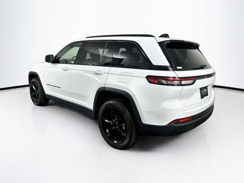 Used 2023 Jeep Grand Cherokee Altitude RWD image 5