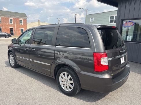 Used 2015 Chrysler Town & Country Touring FWD image 2